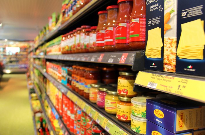 Desinfektionsspender vor Supermärkten und Tankstellen zum Schutz der Bürger und Angestellten