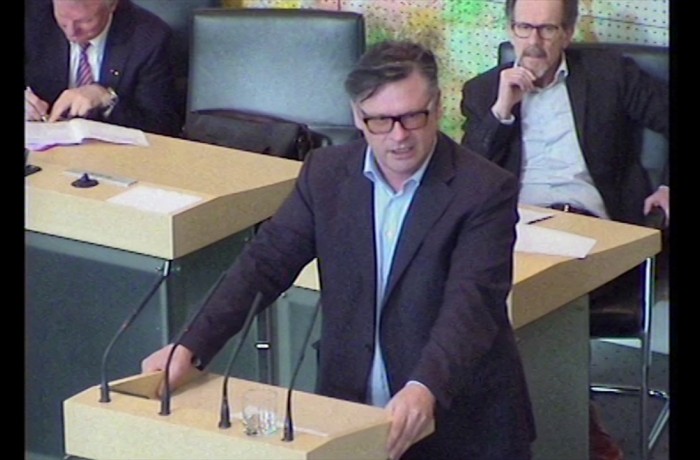 Bürgermeisterbezüge: Landesrat Gerhard Köfer als „Held in Strumpfhosen“?